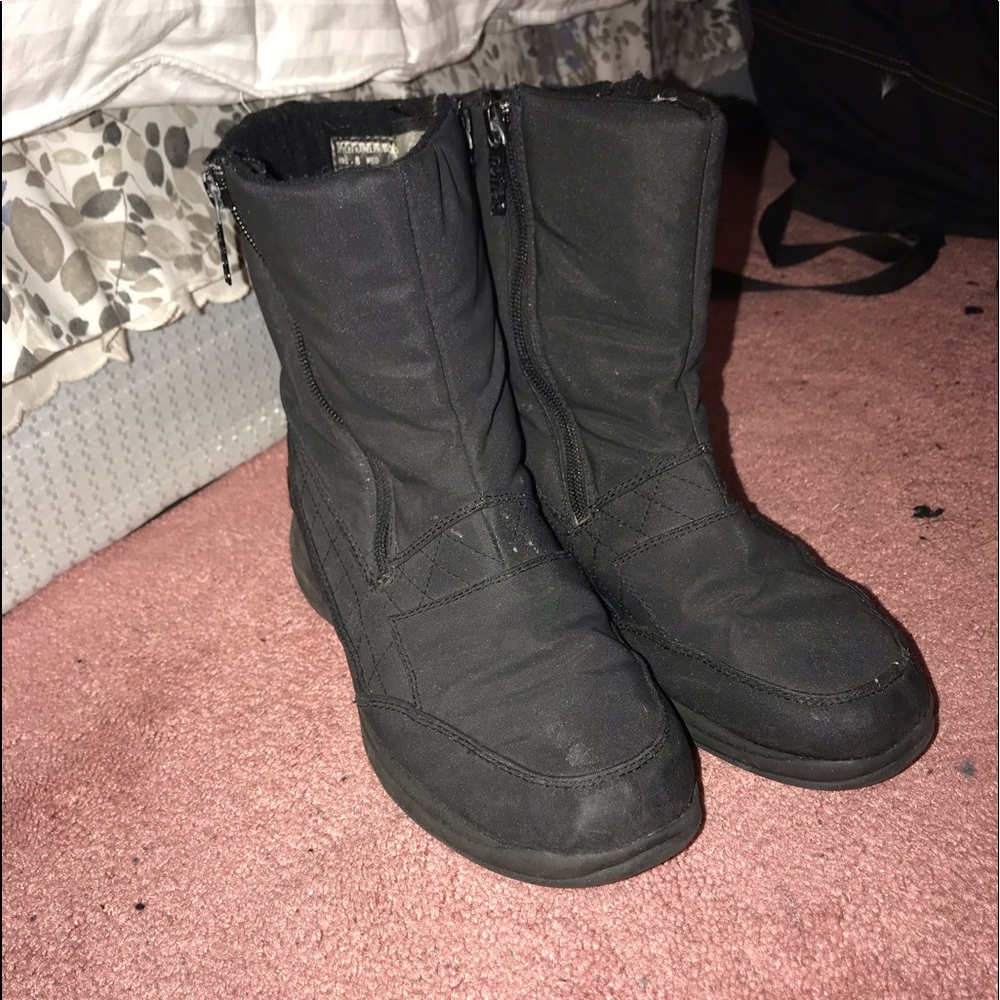 Low cut black totes waterproof snow boots.
